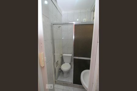 Banheiro de kitnet/studio para alugar com 1 quarto, 24m² em Catete, Rio de Janeiro