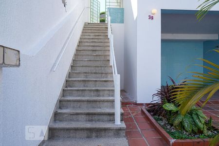 Casa à venda com 264m², 3 quartos e 4 vagas Casa à venda com 264m², 3 quartos e 4 vagasEscadas