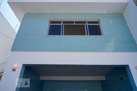 Casa à venda com 264m², 3 quartos e 4 vagas Casa à venda com 264m², 3 quartos e 4 vagasFachada