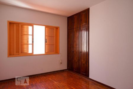 Casa à venda com 264m², 3 quartos e 4 vagas Casa à venda com 264m², 3 quartos e 4 vagasQuarto 1