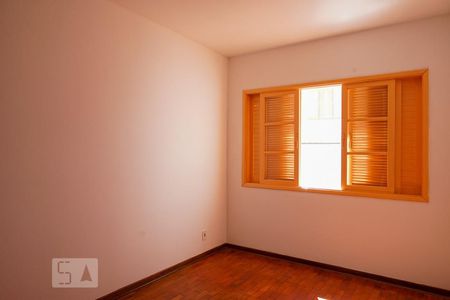 Casa à venda com 264m², 3 quartos e 4 vagas Casa à venda com 264m², 3 quartos e 4 vagasQuarto 3