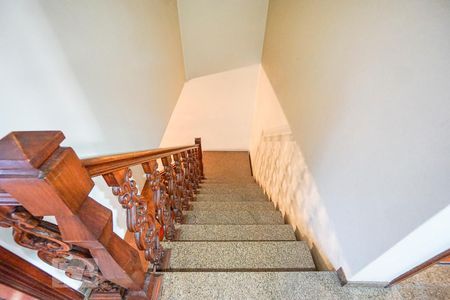 Casa para alugar com 268m², 3 quartos e 6 vagas Casa para alugar com 268m², 3 quartos e 6 vagasEscada