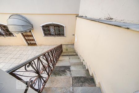 Casa para alugar com 268m², 3 quartos e 6 vagas Casa para alugar com 268m², 3 quartos e 6 vagasEscada edícola