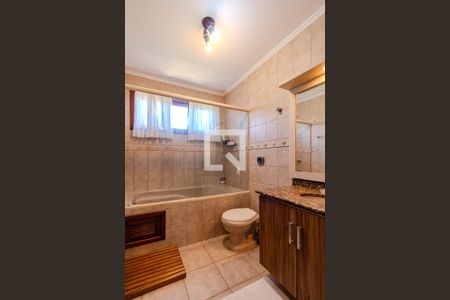 Casa de condomínio à venda com 240m², 2 quartos e 3 vagas Casa de condomínio à venda com 240m², 2 quartos e 3 vagasBanheiro da Suíte