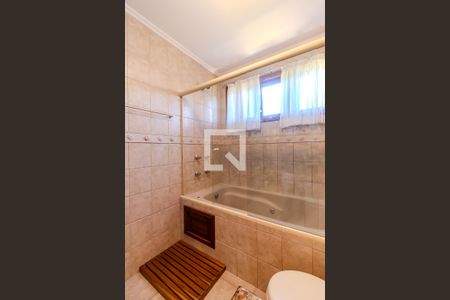 Casa de condomínio à venda com 240m², 2 quartos e 3 vagas Casa de condomínio à venda com 240m², 2 quartos e 3 vagasBanheiro da Suíte