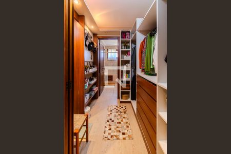 Casa de condomínio à venda com 240m², 2 quartos e 3 vagas Casa de condomínio à venda com 240m², 2 quartos e 3 vagasCloset da suíte