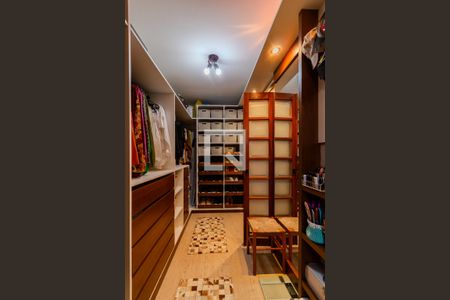 Casa de condomínio à venda com 240m², 2 quartos e 3 vagas Casa de condomínio à venda com 240m², 2 quartos e 3 vagasCloset da suíte