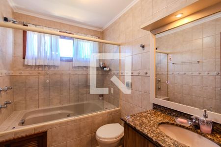 Casa de condomínio à venda com 240m², 2 quartos e 3 vagas Casa de condomínio à venda com 240m², 2 quartos e 3 vagasBanheiro da Suíte