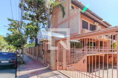 Casa de condomínio à venda com 240m², 2 quartos e 3 vagas Casa de condomínio à venda com 240m², 2 quartos e 3 vagasFachada