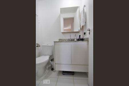 Banheiro da suíte de apartamento à venda com 2 quartos, 57m² em Vila Andrade, São Paulo