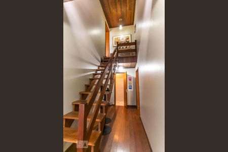 Casa de condomínio à venda com 188m², 3 quartos e 2 vagas Casa de condomínio à venda com 188m², 3 quartos e 2 vagasEscada