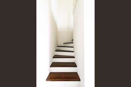 Escada de kitnet/studio para alugar com 1 quarto, 42m² em Paraíso, São Paulo