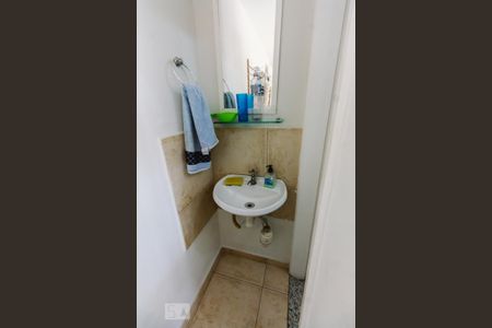 Casa à venda com 240m², 3 quartos e 2 vagas Casa à venda com 240m², 3 quartos e 2 vagasEdícula Banheiro da Suíte