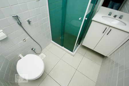 Banheiro de kitnet/studio para alugar com 1 quarto, 40m² em Botafogo, Rio de Janeiro