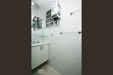 Banheiro de kitnet/studio para alugar com 1 quarto, 40m² em Botafogo, Rio de Janeiro