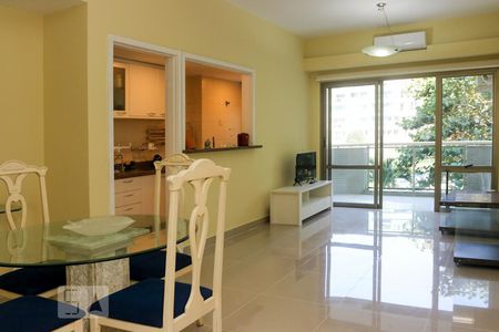 Sala de apartamento para alugar com 1 quarto, 60m² em Barra da Tijuca, Rio de Janeiro