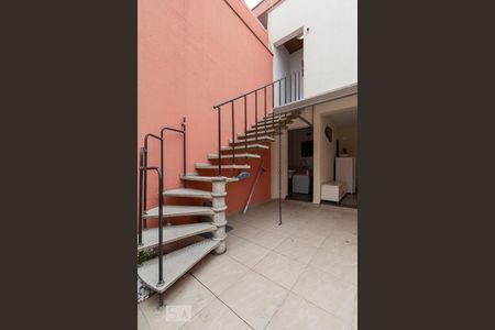 Casa à venda com 242m², 3 quartos e 5 vagas Casa à venda com 242m², 3 quartos e 5 vagasEscada