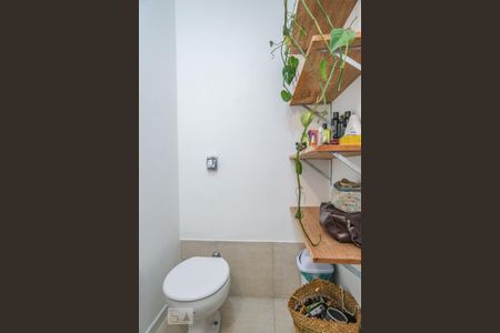 Banheiro de casa de condomínio para alugar com 2 quartos, 100m² em Vila Carbone, São Paulo