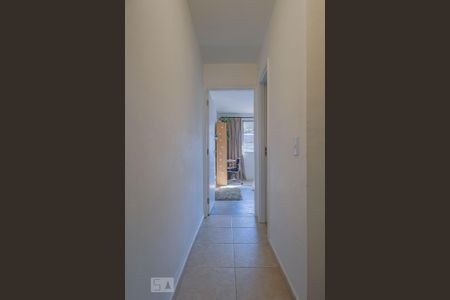 Corredor interno de casa de condomínio para alugar com 2 quartos, 100m² em Vila Carbone, São Paulo