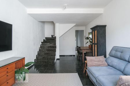 Sala de casa de condomínio para alugar com 2 quartos, 100m² em Vila Carbone, São Paulo