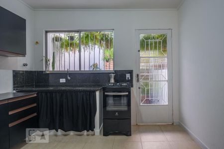 Cozinha de casa de condomínio para alugar com 2 quartos, 100m² em Vila Carbone, São Paulo