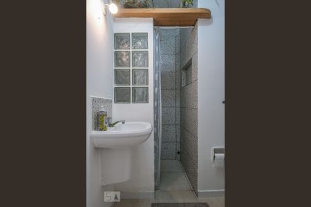 Banheiro de casa de condomínio para alugar com 2 quartos, 100m² em Vila Carbone, São Paulo