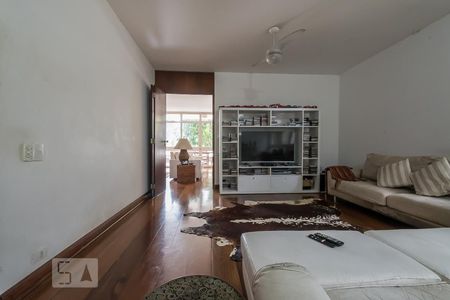 Sala de TV de casa à venda com 4 quartos, 1300m² em Chácara Monte Alegre, São Paulo