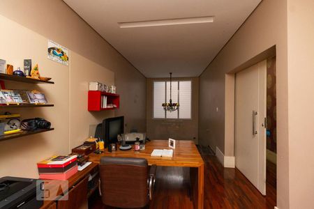 Casa à venda com 400m², 3 quartos e 4 vagas Casa à venda com 400m², 3 quartos e 4 vagasEscritório