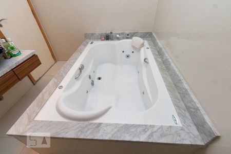 Casa à venda com 400m², 3 quartos e 4 vagas Casa à venda com 400m², 3 quartos e 4 vagasBanheiro suite 2