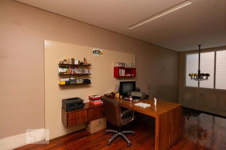 Casa à venda com 400m², 3 quartos e 4 vagas Casa à venda com 400m², 3 quartos e 4 vagasEscritório