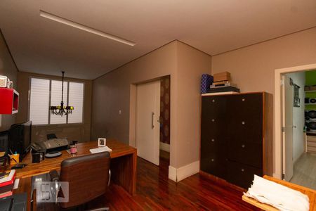 Casa à venda com 400m², 3 quartos e 4 vagas Casa à venda com 400m², 3 quartos e 4 vagasEscritório