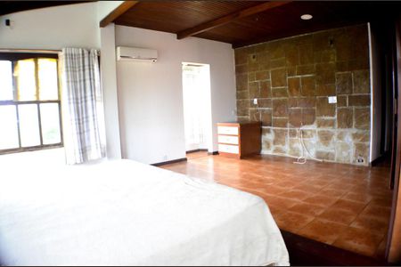 Quarto 1 com banheiro de casa para alugar com 5 quartos, 640m² em Pituaçu, Salvador