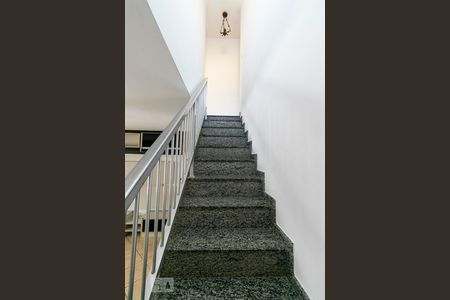 Escadas de casa para alugar com 3 quartos, 250m² em Jardim Textil, São Paulo