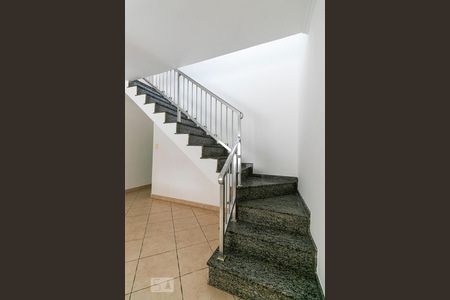 Escadas de casa para alugar com 3 quartos, 250m² em Jardim Textil, São Paulo