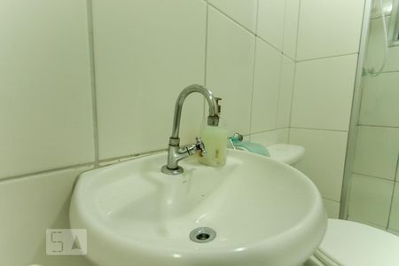 Banheiro de apartamento à venda com 2 quartos, 43m² em Mato Grande, Canoas