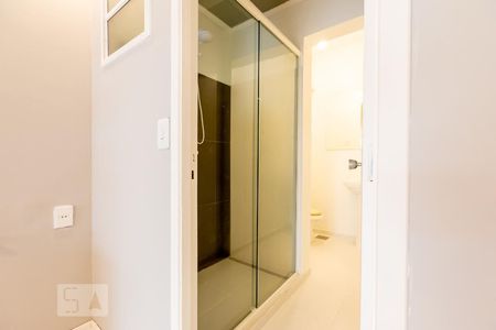 Banheiro de apartamento para alugar com 1 quarto, 29m² em Rio Branco, Porto Alegre
