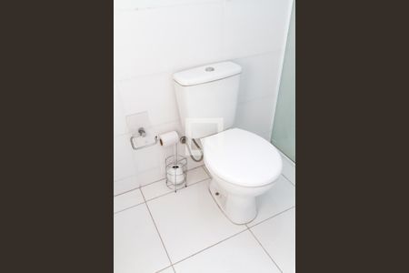 Banheiro - vaso sanitário de kitnet/studio para alugar com 1 quarto, 19m² em Bairro Alto, Curitiba