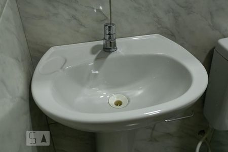 Banheiro - Torneira de casa para alugar com 2 quartos, 54m² em Vila Nova, Porto Alegre
