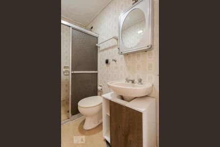 Banheiro de apartamento à venda com 1 quarto, 38m² em São João, Porto Alegre