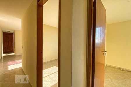 Corredor de apartamento à venda com 2 quartos, 45m² em Olaria, Rio de Janeiro