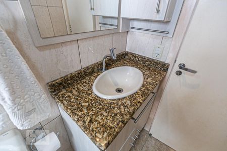 Banheiro de apartamento à venda com 2 quartos, 55m² em Partenon, Porto Alegre