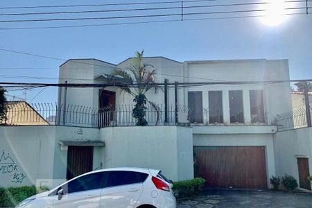 Casa à venda com 530m², 3 quartos e 10 vagas Casa à venda com 530m², 3 quartos e 10 vagasFachada