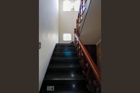 Casa à venda com 530m², 3 quartos e 10 vagas Casa à venda com 530m², 3 quartos e 10 vagasEscada