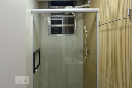 Banheiro de kitnet/studio para alugar com 1 quarto, 20m² em Água Branca, São Paulo