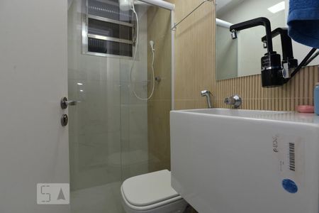 Banheiro de kitnet/studio para alugar com 1 quarto, 20m² em Água Branca, São Paulo