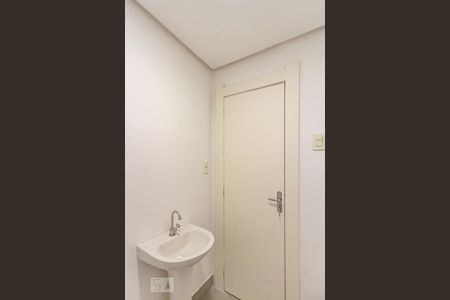 Banheiro de kitnet/studio para alugar com 1 quarto, 36m² em Farroupilha, Porto Alegre