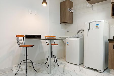 Cozinha e área de serviço de kitnet/studio para alugar com 1 quarto, 28m² em Vila Boa Vista, Barueri