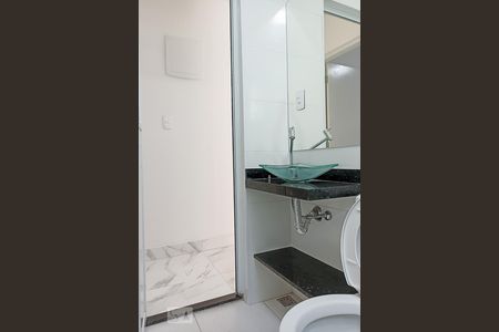 Banheiro de kitnet/studio para alugar com 1 quarto, 28m² em Vila Boa Vista, Barueri