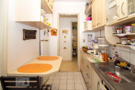 Cozinha de apartamento à venda com 2 quartos, 50m² em Humaitá, Porto Alegre