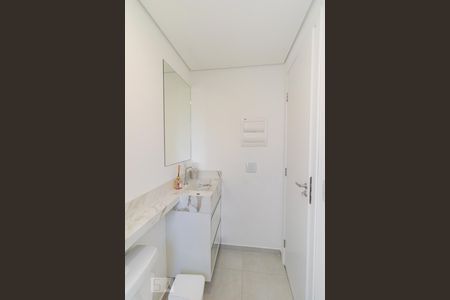 Banheiro Social de kitnet/studio para alugar com 1 quarto, 19m² em Novo Mundo, Curitiba